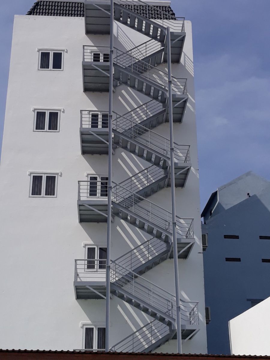 Cầu thang thoát hiểm nhà hàng Hà Tiên Xưa do công ty Thương Mại Cơ Khí Xây Dựng Gia Bảo gia công và lắp dựng.